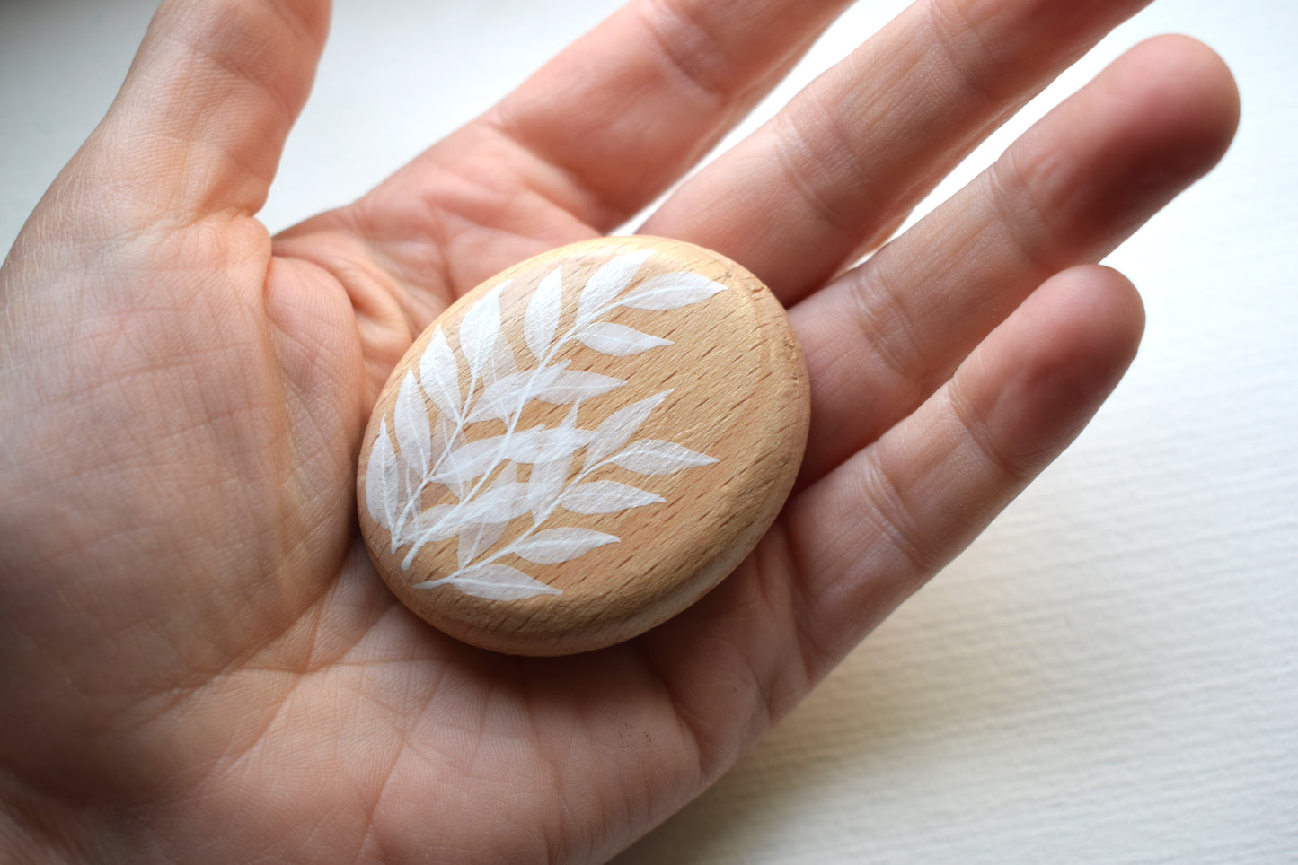 Mini Pebble - White Leaves