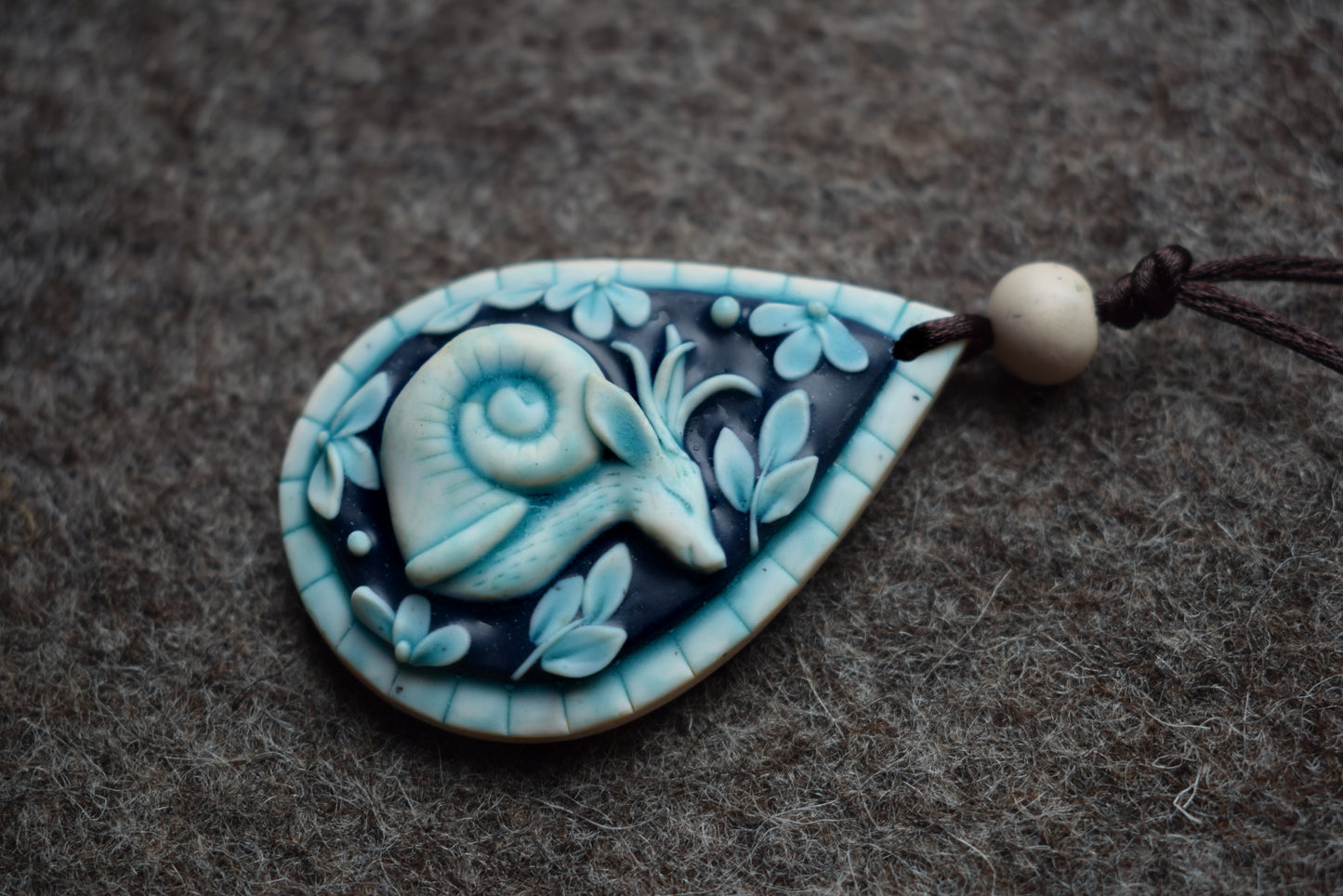 Deer Snail necklace (b4)